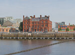 Rotes Haus am Hafen in Irland