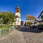 Kirche St. Arbogast in Haslach im Kinzigtal (Ortenaukreis, Baden-Württemberg, Deutschland) bei wolkenlosem blauem Himmel