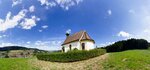 Dörlinbacher Kapelle in Schuttertal (Ortenaukreis, Baden-Württemberg) bei blauem Himmel mit Schäfchenwolken