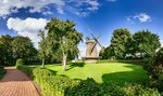 Windmühle Eilhausen (Lübbecke) bei blauem Himmel und Schäfchenwolken