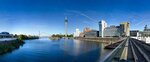 Düsseldorf Medienhafen mit dem Fernsehturm Rheinturm und den Gehry-Gebäuden gegen Abend, Nordrhein-Westfalen, Deutschland